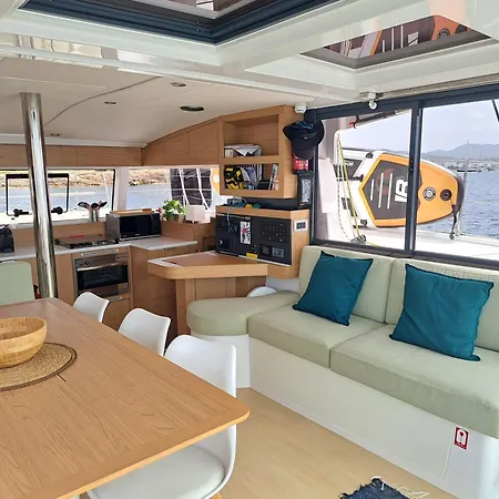Dortoka Catamaran Úszó hotel Sitges