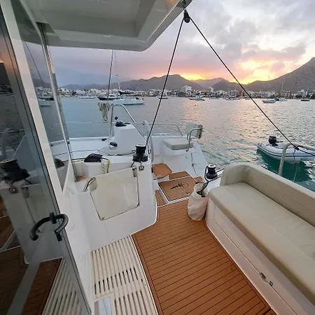 Botel Dortoka Catamaran *