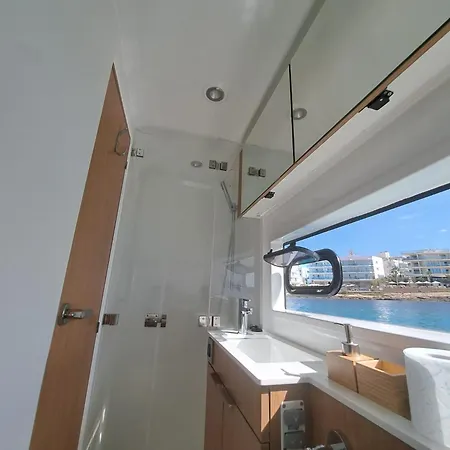 Dortoka Catamaran Úszó hotel *