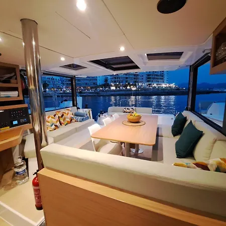 Úszó hotel Dortoka Catamaran Sitges