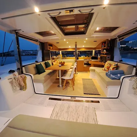 Dortoka Catamaran Úszó hotel *