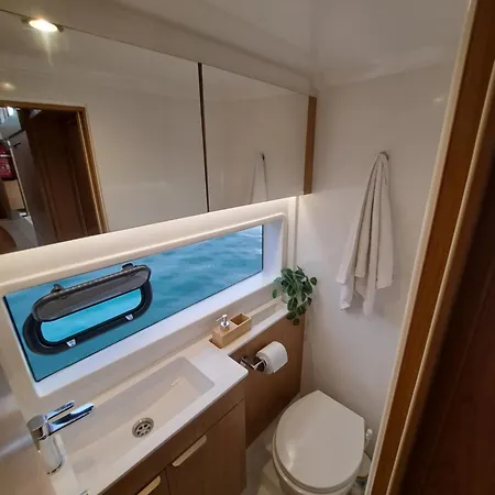 Dortoka Catamaran Úszó hotel *